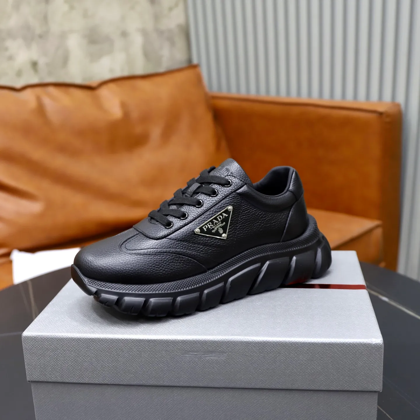 Ex-factory price: 700💰Top original order Brand: PRADA (Prada) Standard code: Men's size 38/44 (45 can be customized) Grade: Same as the official website Material: Original cowhide stitching, cowhide lining, original combination two-color wear-resistant soft outsole Style category: casual sports version, young fashion, European and American trend, British style Color: actual picture color